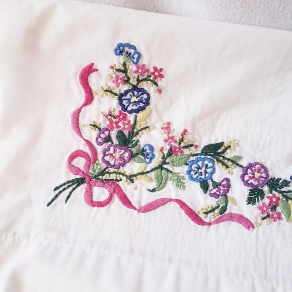 Set of 2 Vintage Embroidered Pillowcases Standard Size Floral Ribbon Cottage - Picture 5 of 13